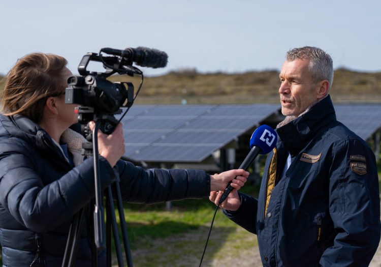 Pr experts Remi en Donna lezen samen de krant opzoek naar relevante en actuele informatie voor de mediatraining