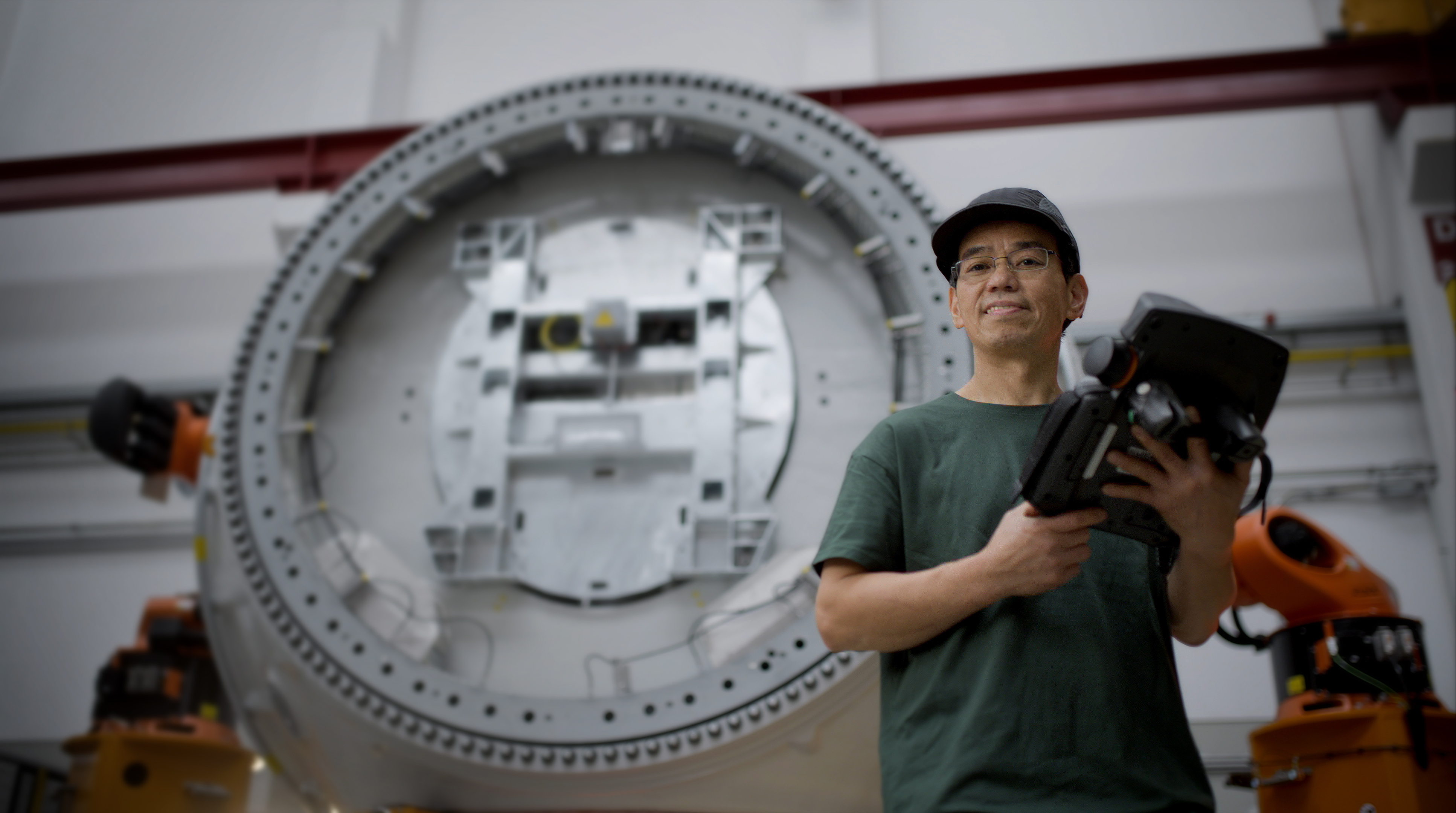 ENERCON Produktionshalle mit großflächiger Fertigung, Maschinen, Bauteilen und sauber strukturierten Montagesegmenten für WEA‑Komponenten