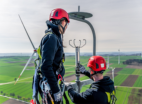 Ein Techniker der ENERCON Serviceeinheit bei der technischen Betriebsoptimierung einer Windenergieanlage