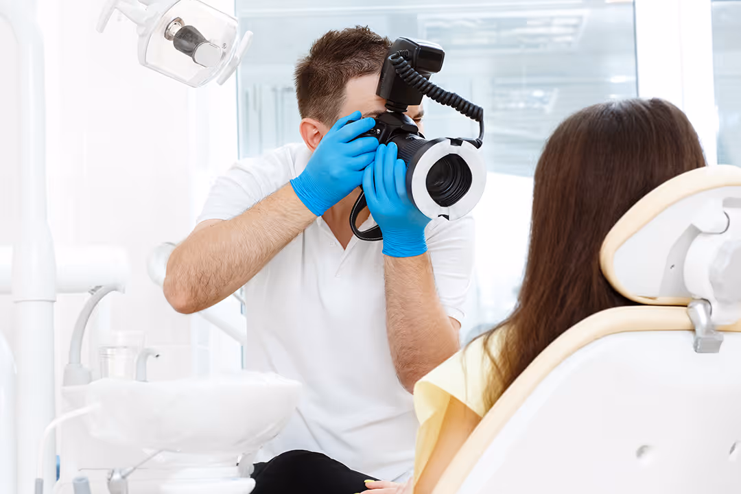 Un uomo che fotografa una donna con una macchina fotografica