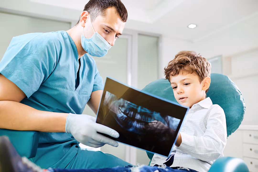 Un bambino viene visitato da un dentista