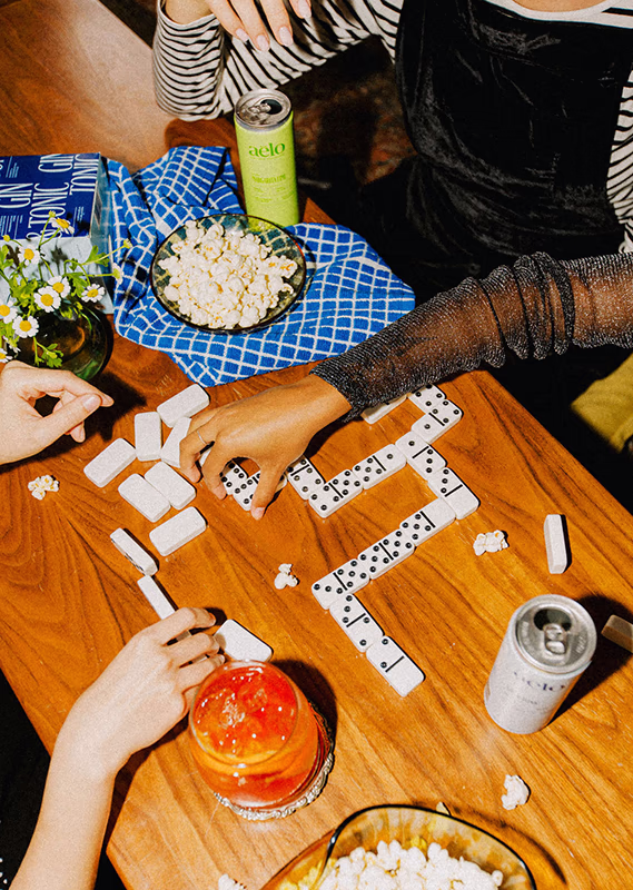 Game night with aēlo drinks