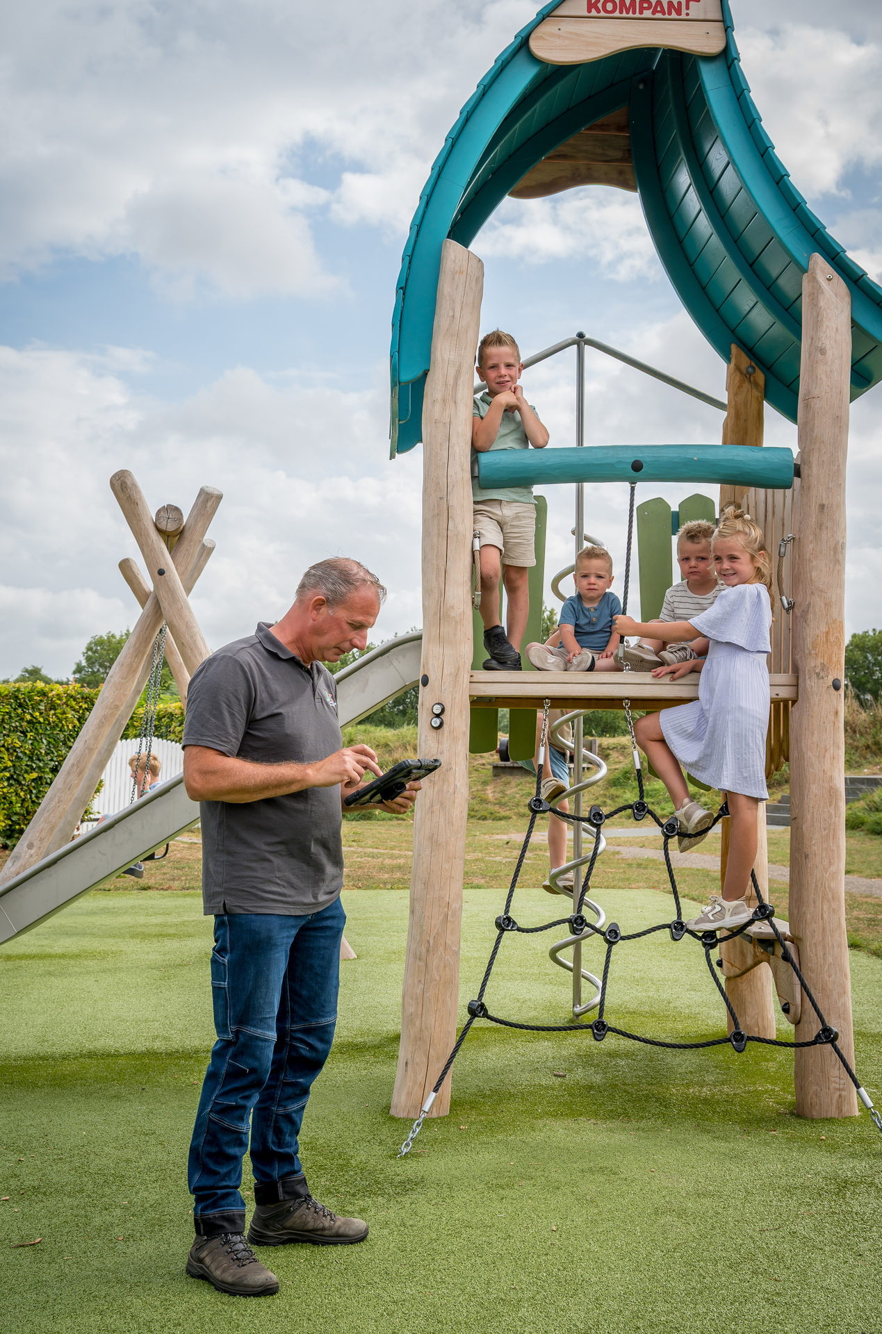 Een glimlachende ABOS-klantenservice medewerker is aan het telefoneren