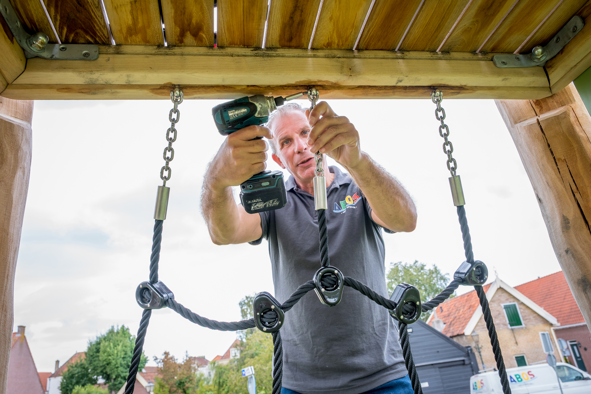 Twee inspecteurs kijken naar een speeltoestel