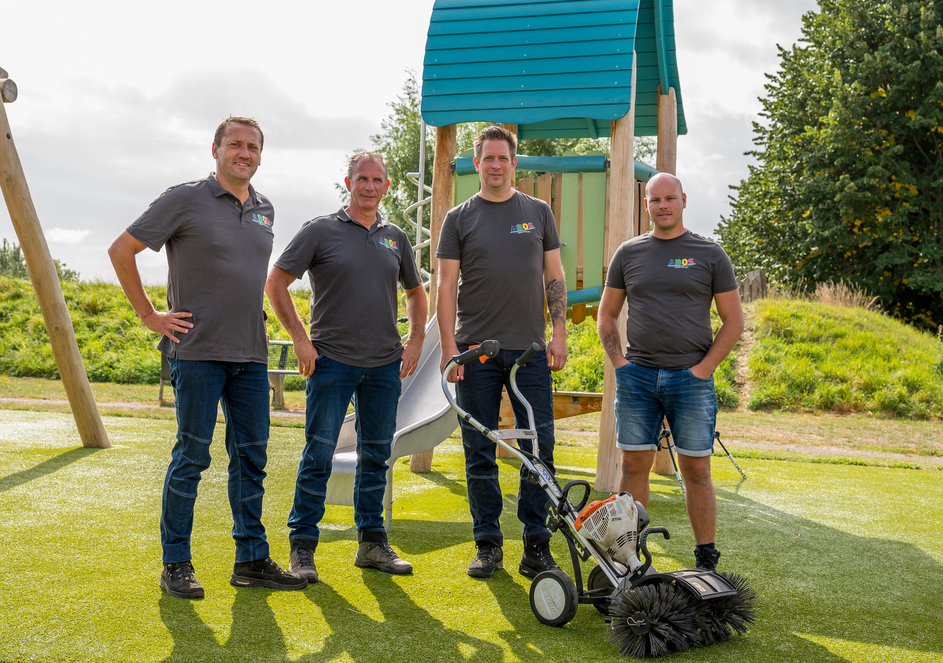 Een groepsfoto van het ABOS-team op een zomerse dag in een natuurgebied