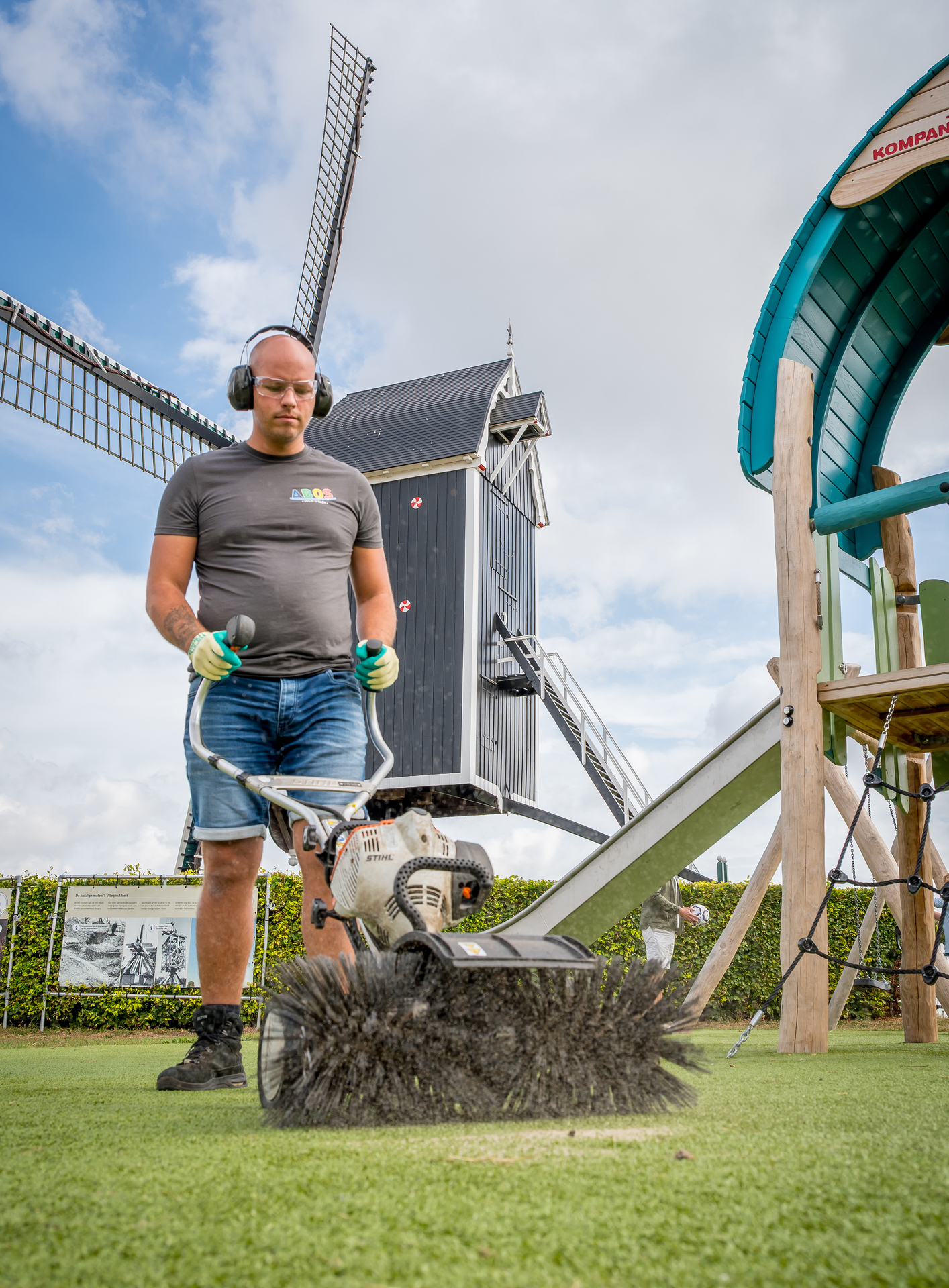Een jongen speelt op een klim speeltoestel