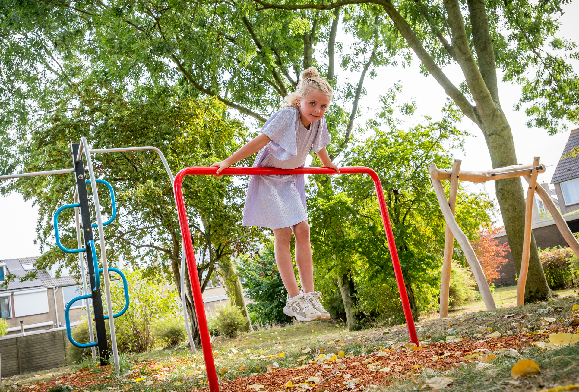 Een ABOS-medewerker inspecteert stalen klimtoestel
