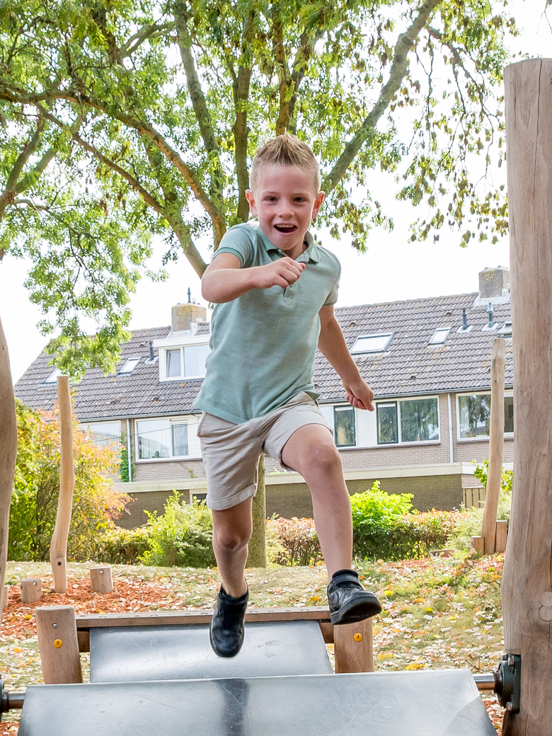 Een glimlachende ABOS-klantenservice medewerker is aan het telefoneren