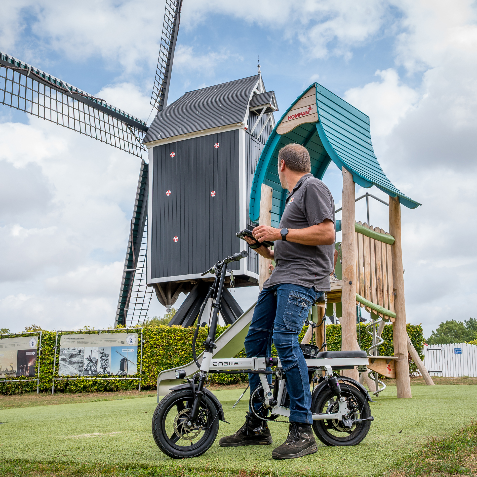 Een ABOS-medewerker staat in het water van Vinkeveen met een waterbestendige overall en inspecteert een speelroer