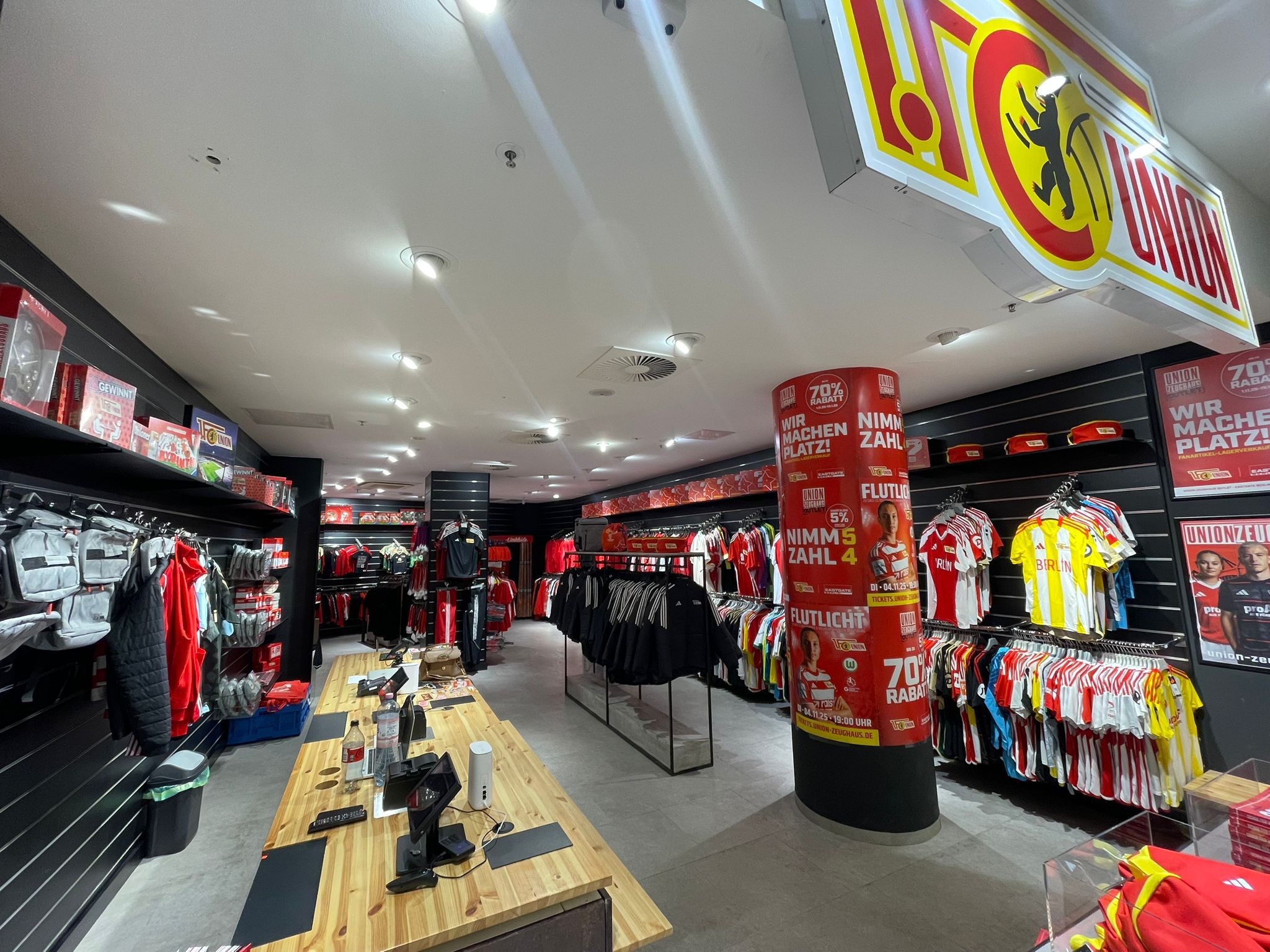 Der 1. FC Union Berlin ist mit einem eigenen Outlet-Pop-up-Store im Eastgate Berlin vertreten.