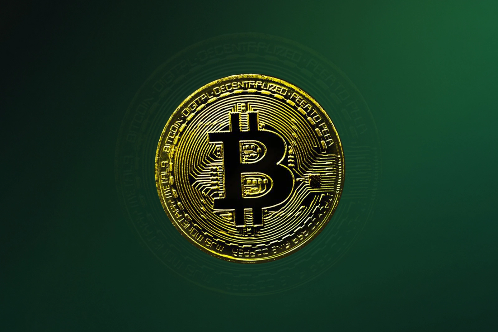 Złota moneta Bitcoin na ciemno zielonym tle