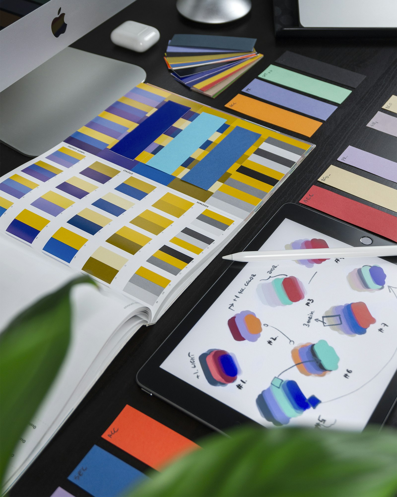 Outils de design et palette de couleurs sur un bureau