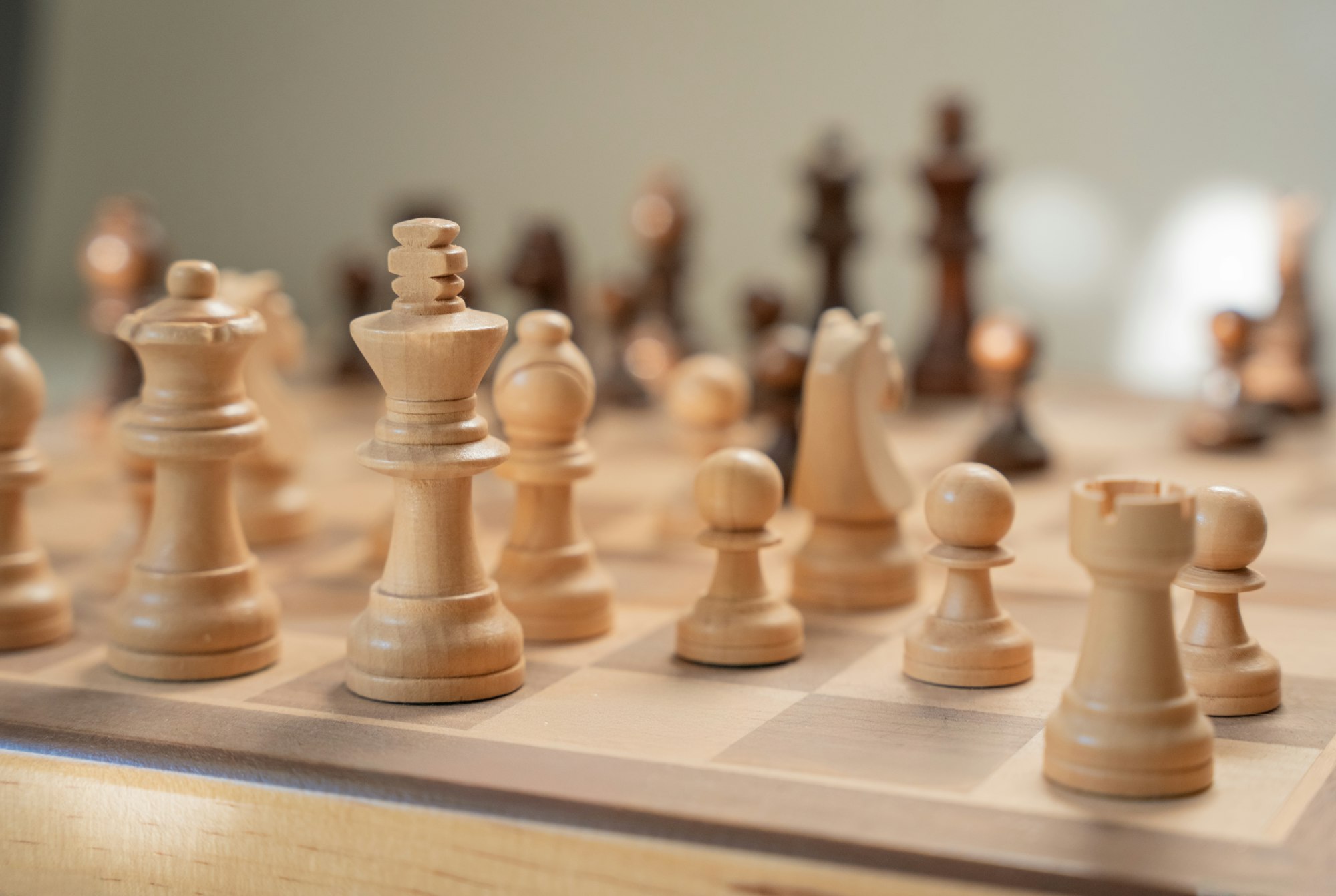 Partie d'échecs en cours sur un échiquier en bois