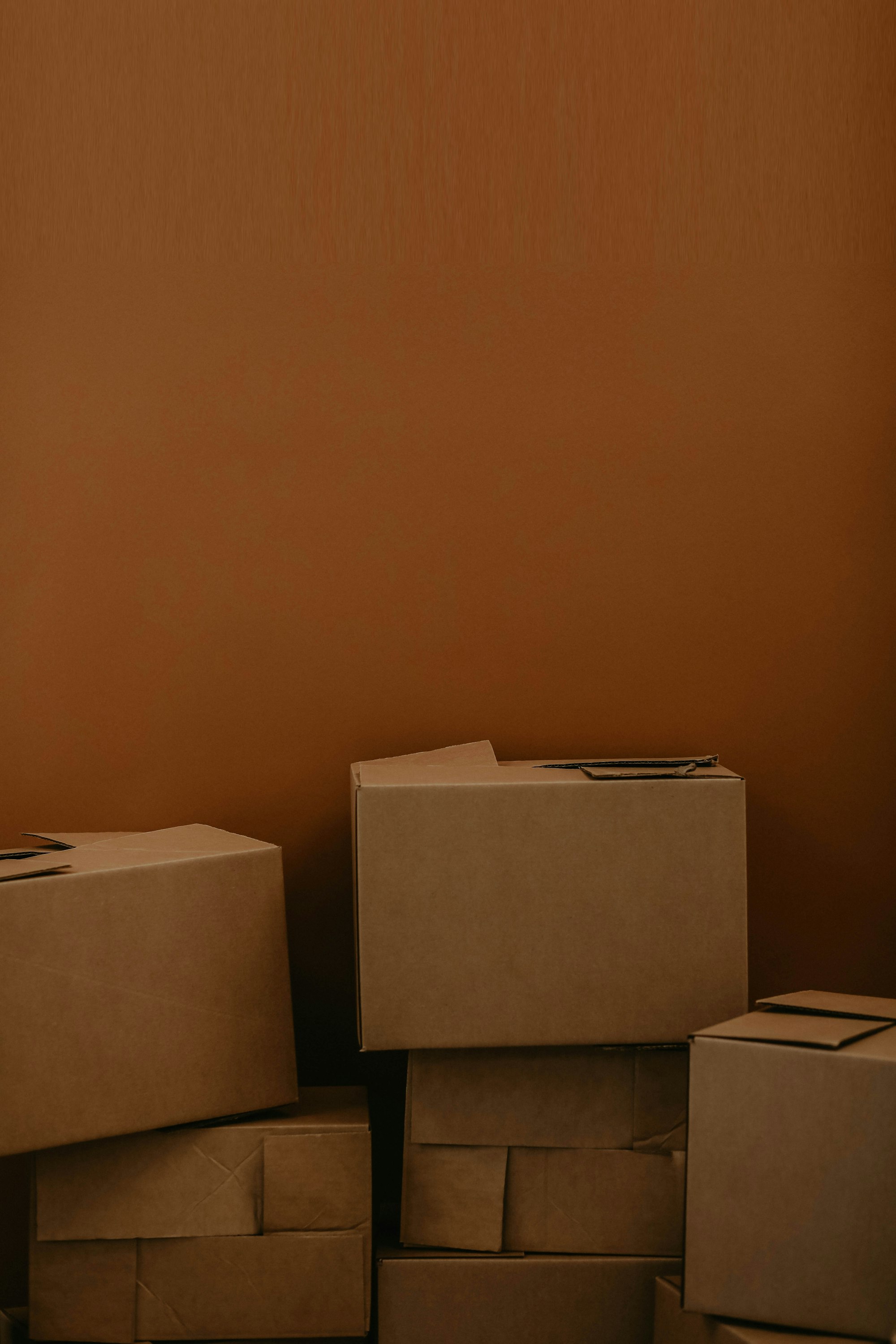 Pile de cartons de déménagement sur fond marron