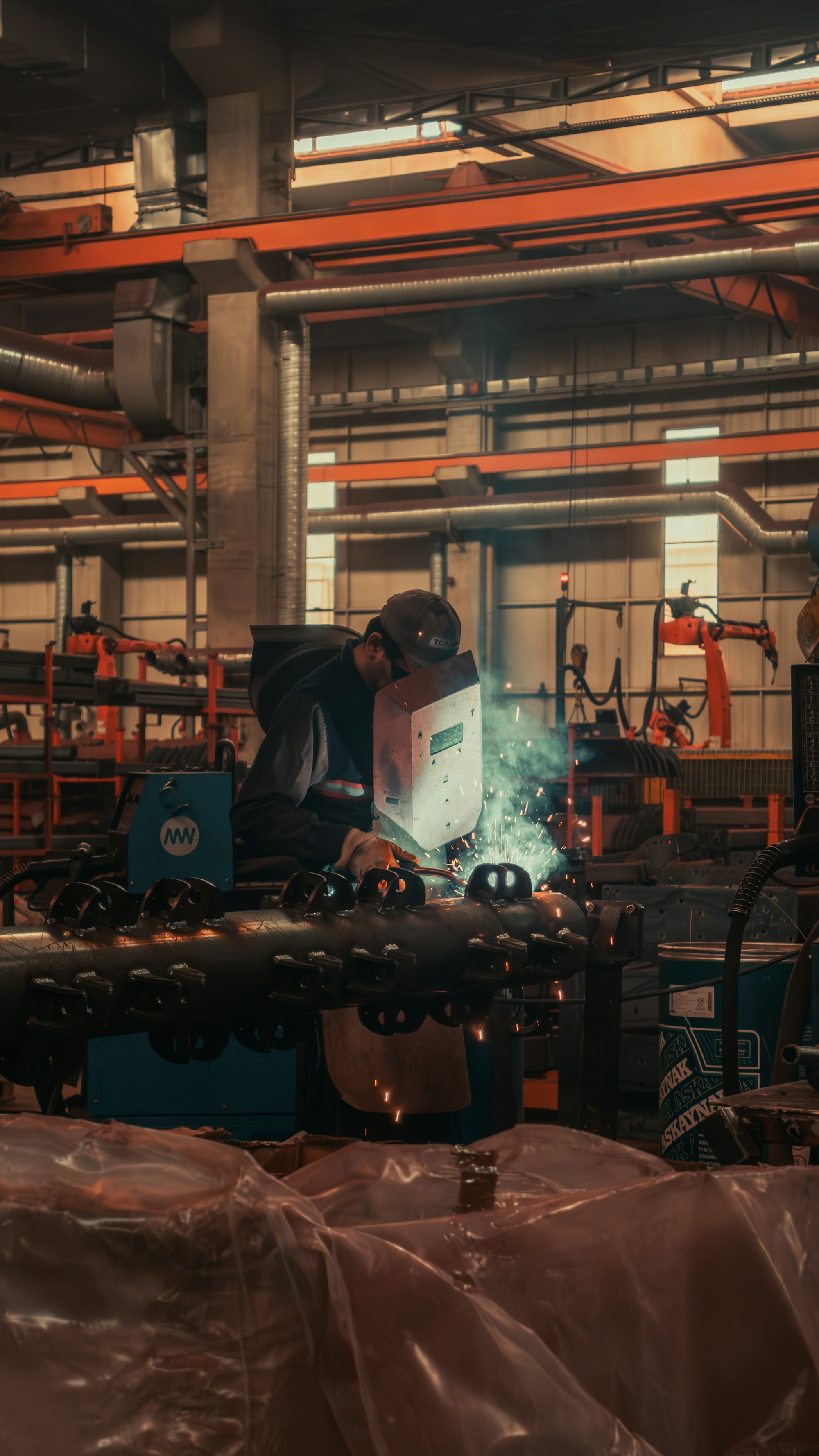 Soudeurs au travail sur une machine dans un atelier industriel