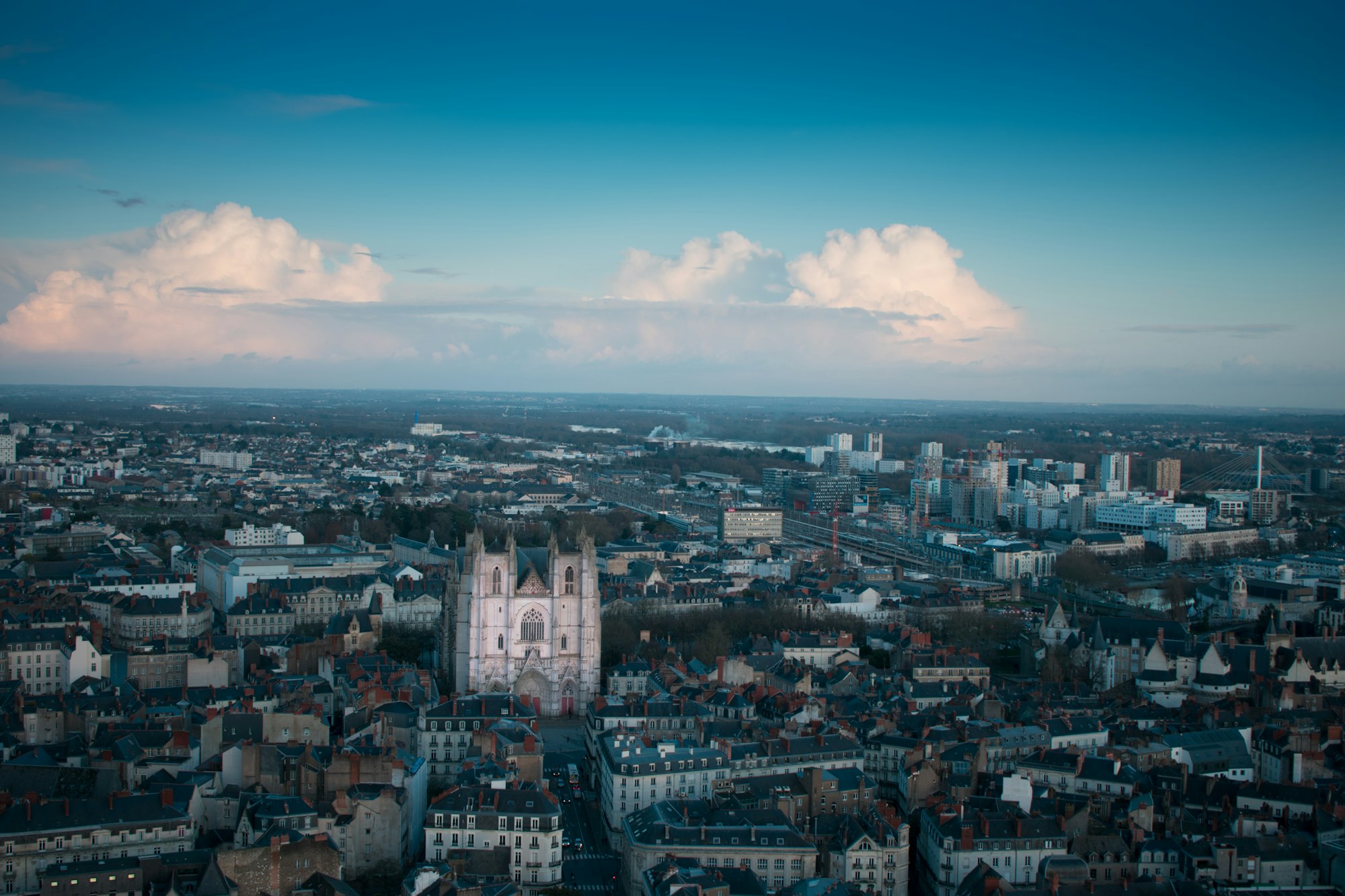 Vue aérienne de toits et d'immeubles d'une grande ville