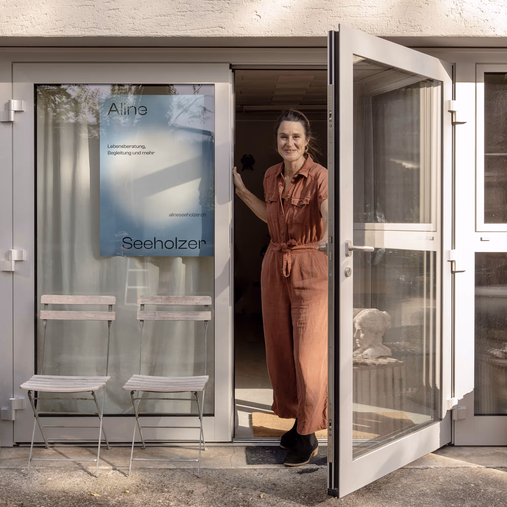 Aline Seeholzer öffnet die Türe zu ihrem Studio.