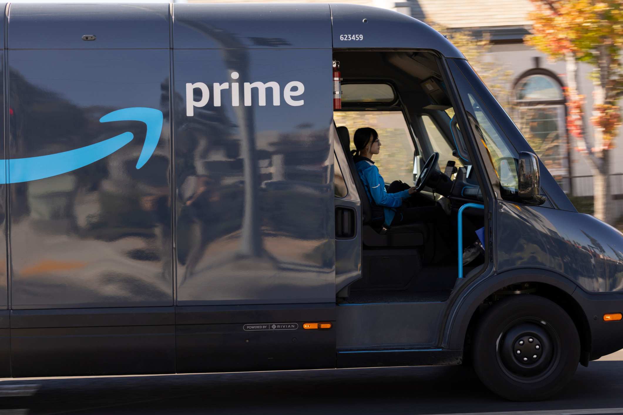 Speeding driver, showing the importance of having an Amazon truck accident lawyer.