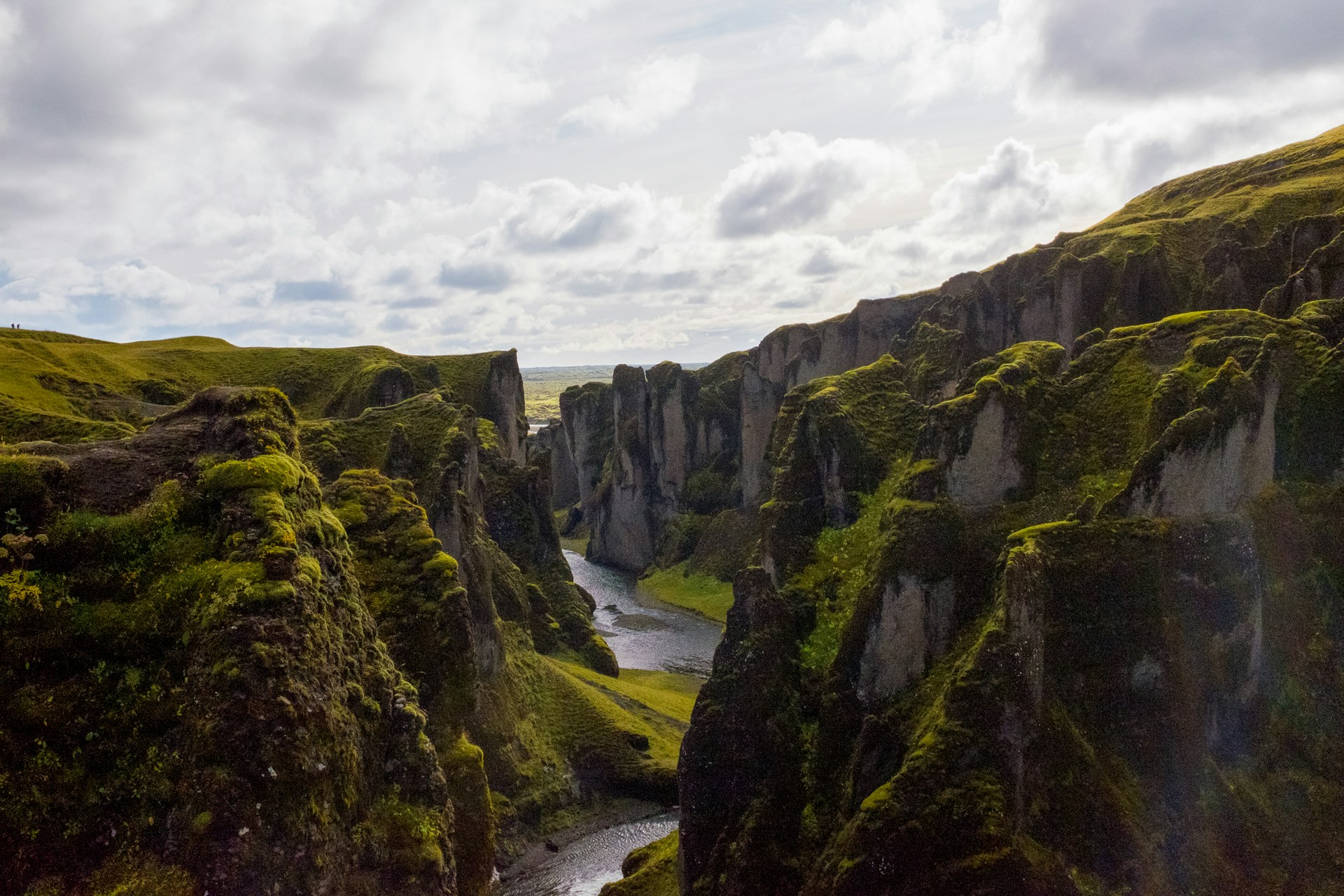 Fjaðrárgljúfur Canyon Guide: When to Go & What to See