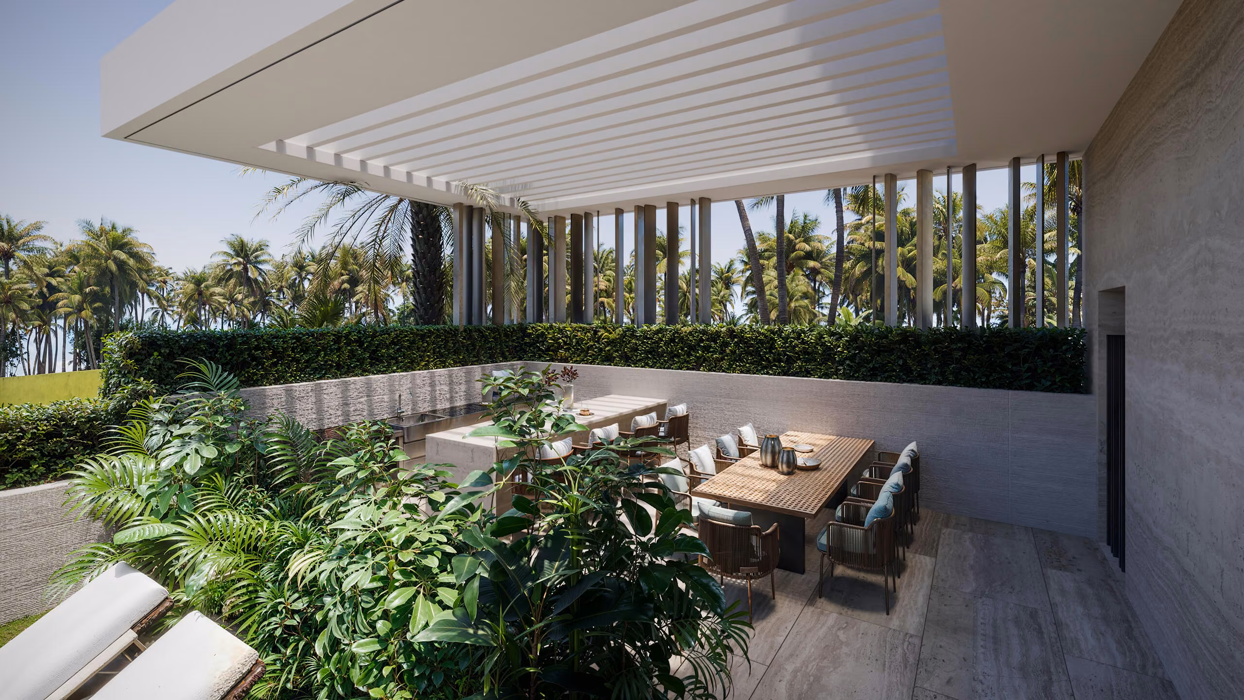 Comedor exterior bajo una pérgola de lamas, rodeado de celosías y vegetación.