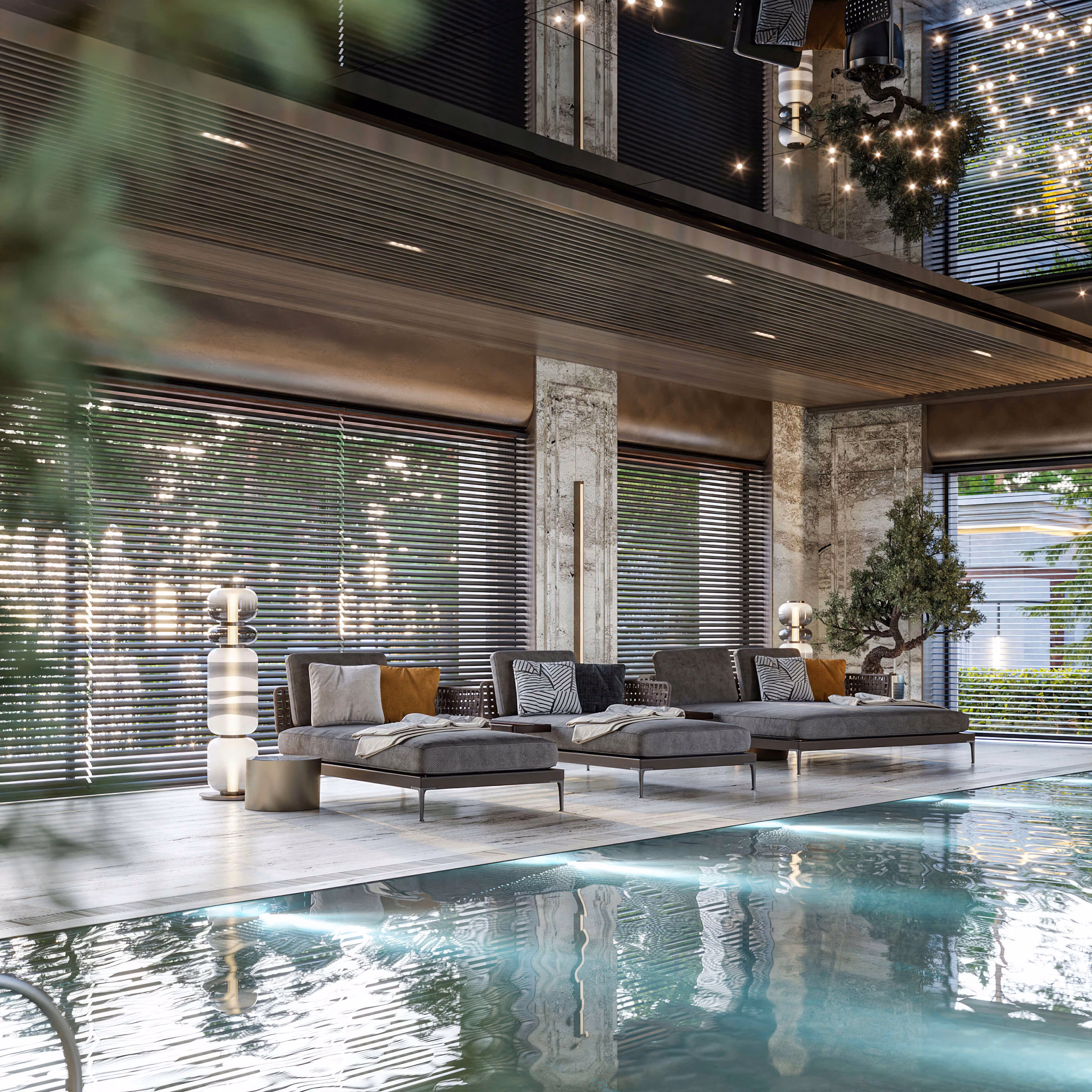 Zona de descanso con tumbonas junto a la piscina interior y los ventanales con persianas de Alps Residence.