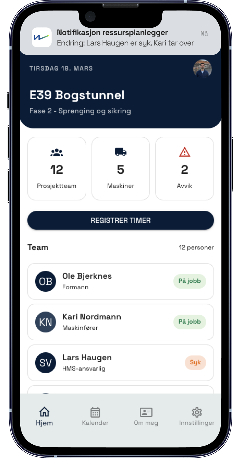 Mobilskjerm som viser prosjektoversikt for E39 Bogstunnel med status oppdatering, antall personer, maskiner og avvik, samt teammedlemmer med roller og arbeidsstatus, ressursplanlegging på mobil
