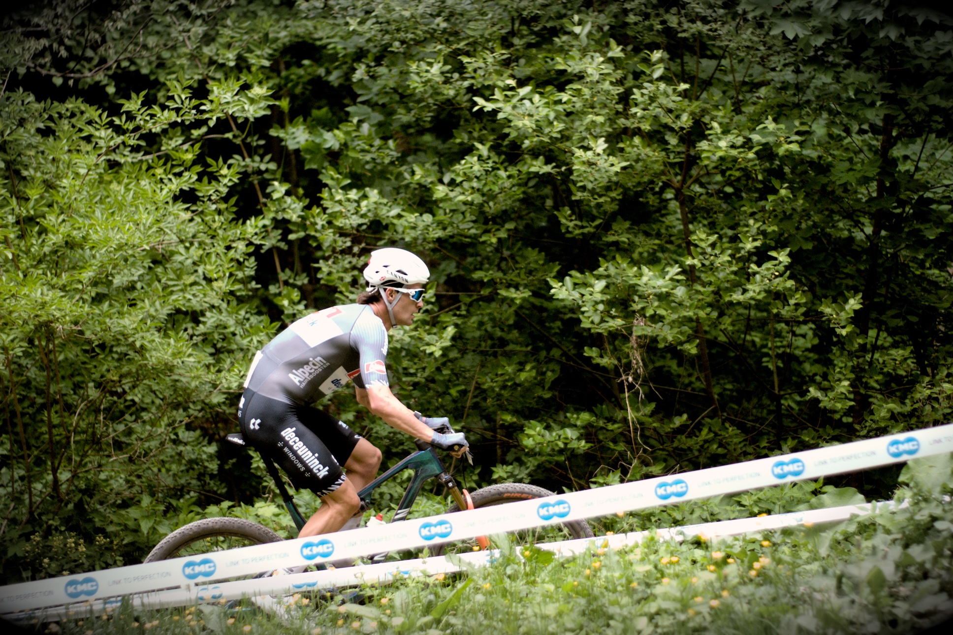 Sam Gaze, Newzealand MTB Racer descending into a forest going downhill