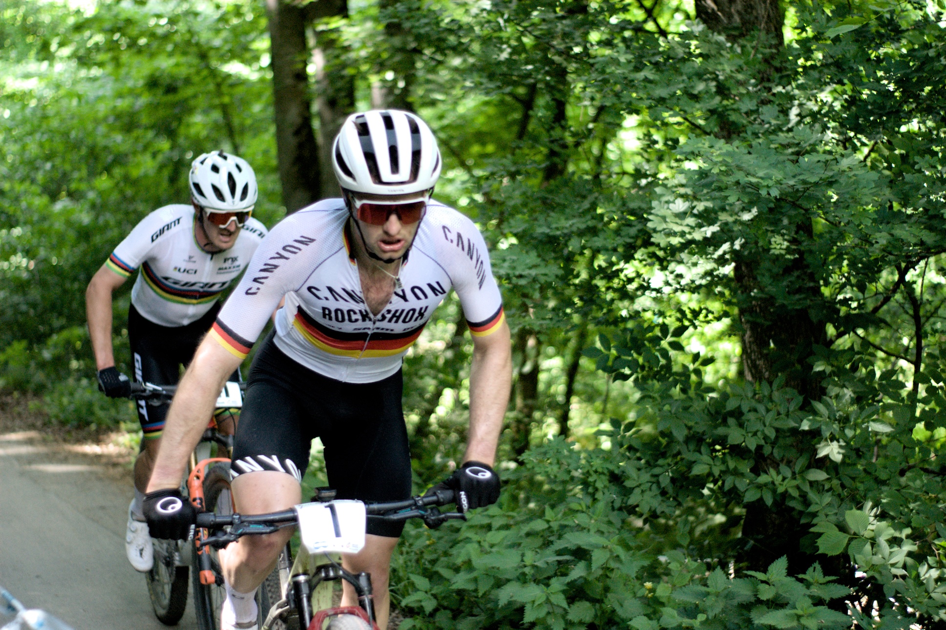 Luca Schwarzbauer Attacks Alan Fatherly on a ascending trail