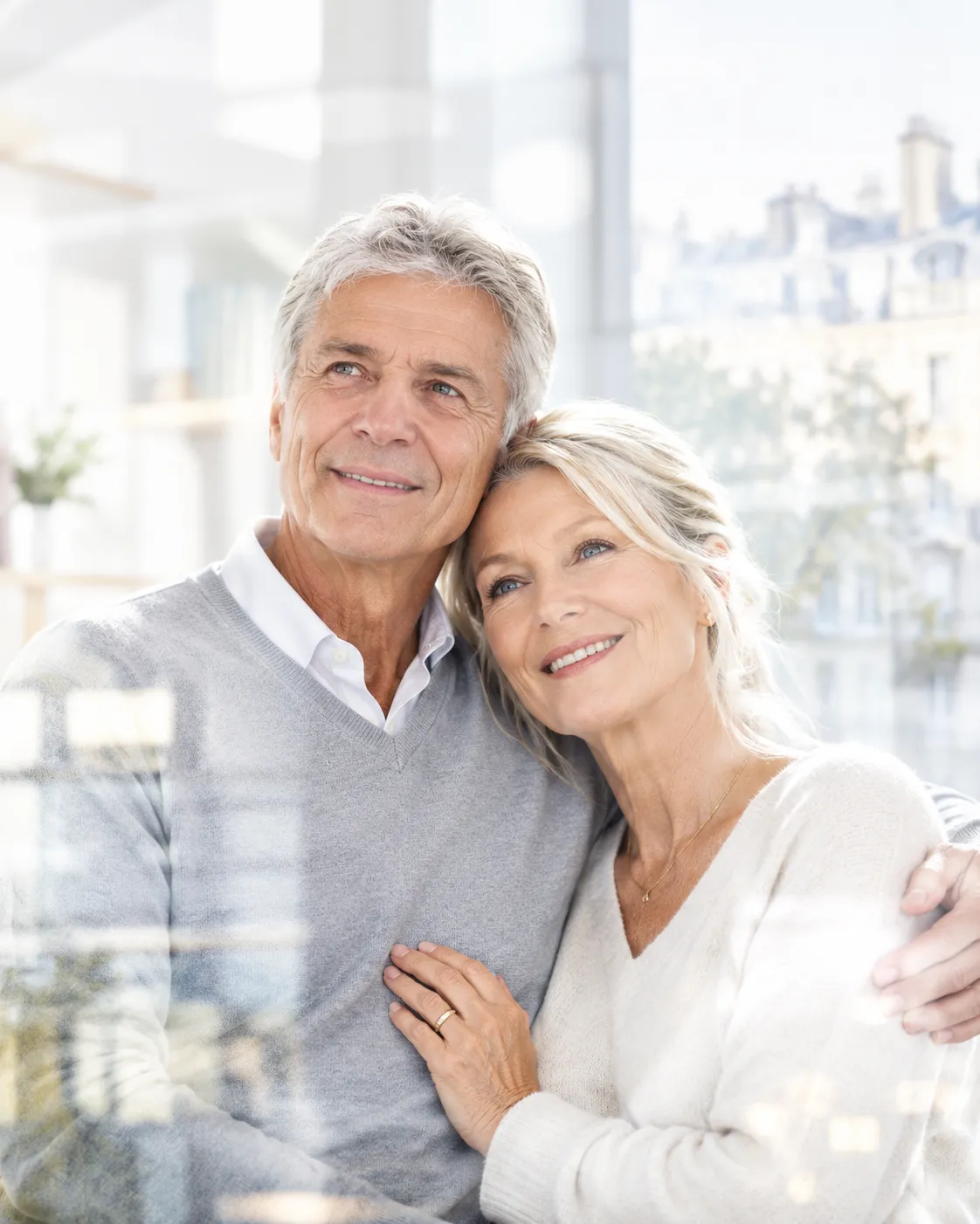 Couple de seniors propriétaires empruntant après 70 ans