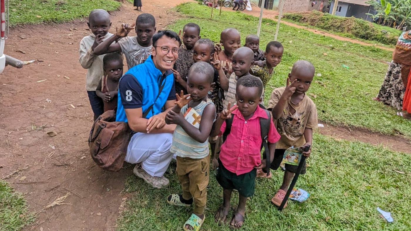 Prof. Aung mit Kindern bei einem humanitären Einsatz in Uganda
