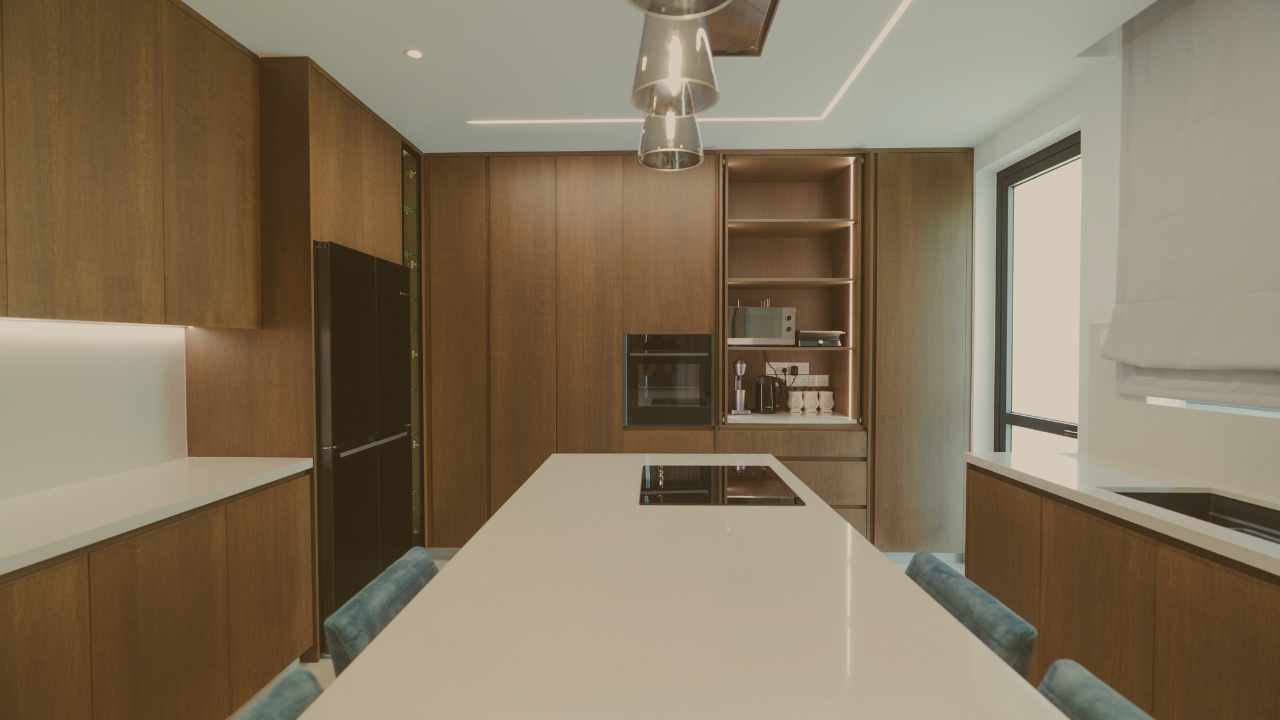 A practical approach to kitchen design: Wood & white materials