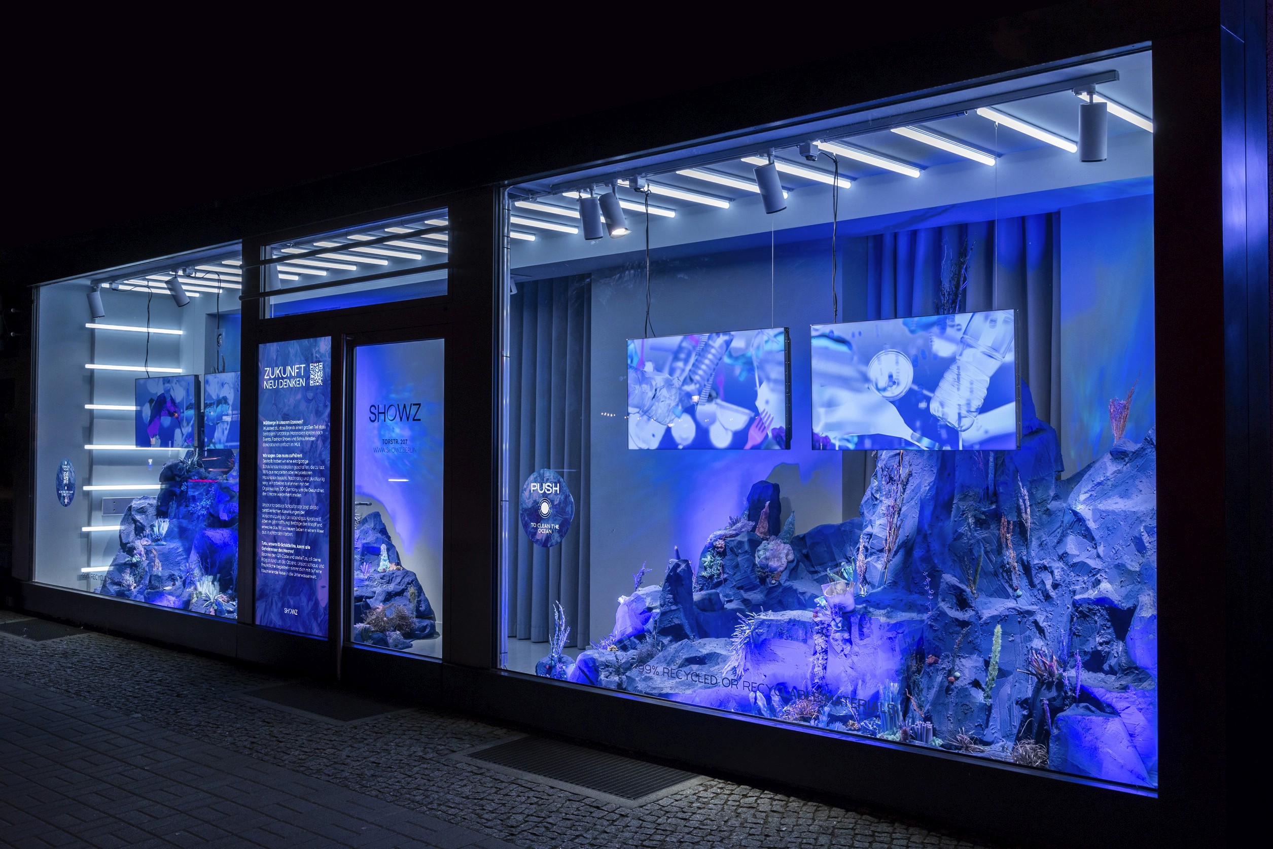 SOA x SHOWZ interactive shop window at night, German Design Award 2025 winner