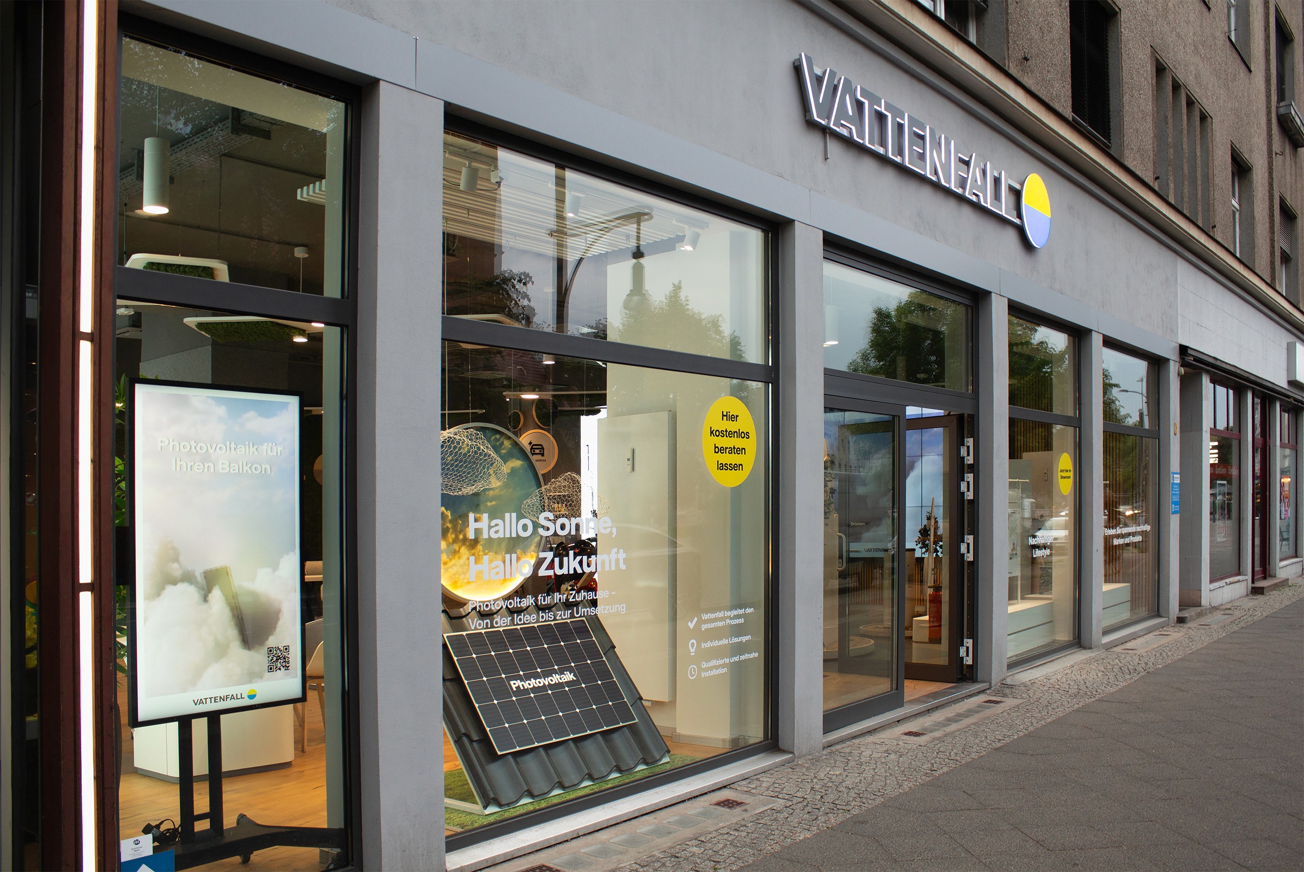 Vattenfall showroom window installation for the 360° spring solar campaign by SHOWZ