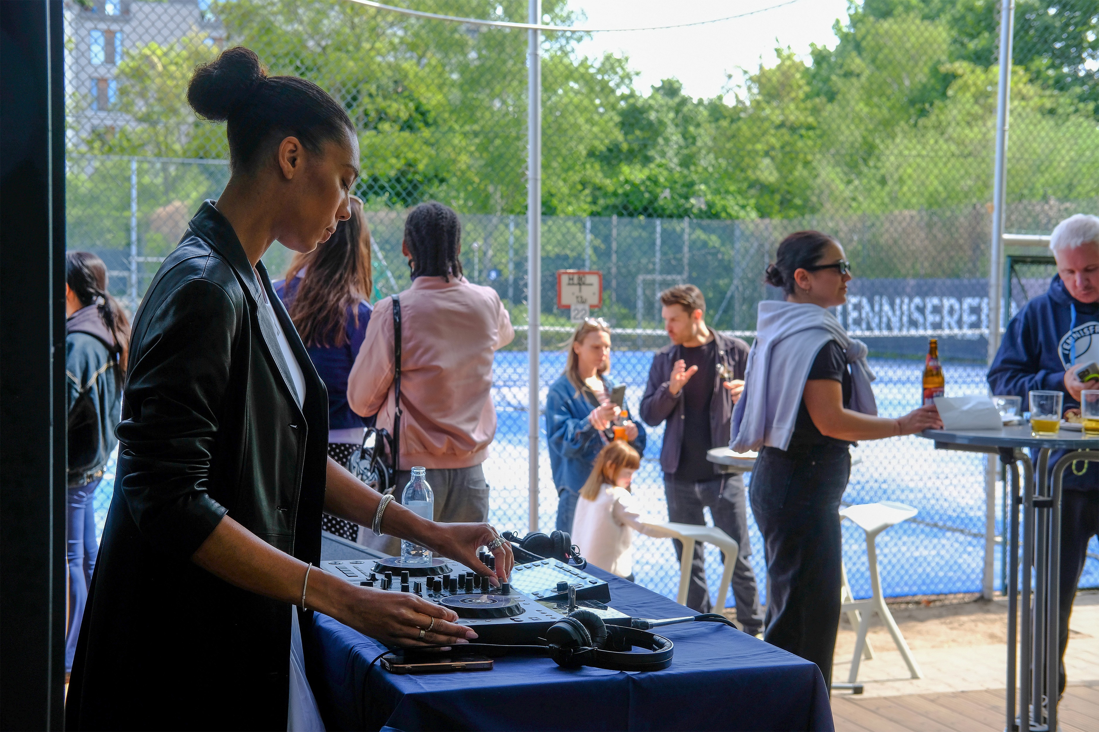 DJ performing at the Tennisfreunde x SHOWZ season opening