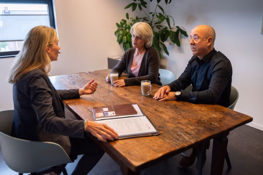 ouder koppel zit met mediator