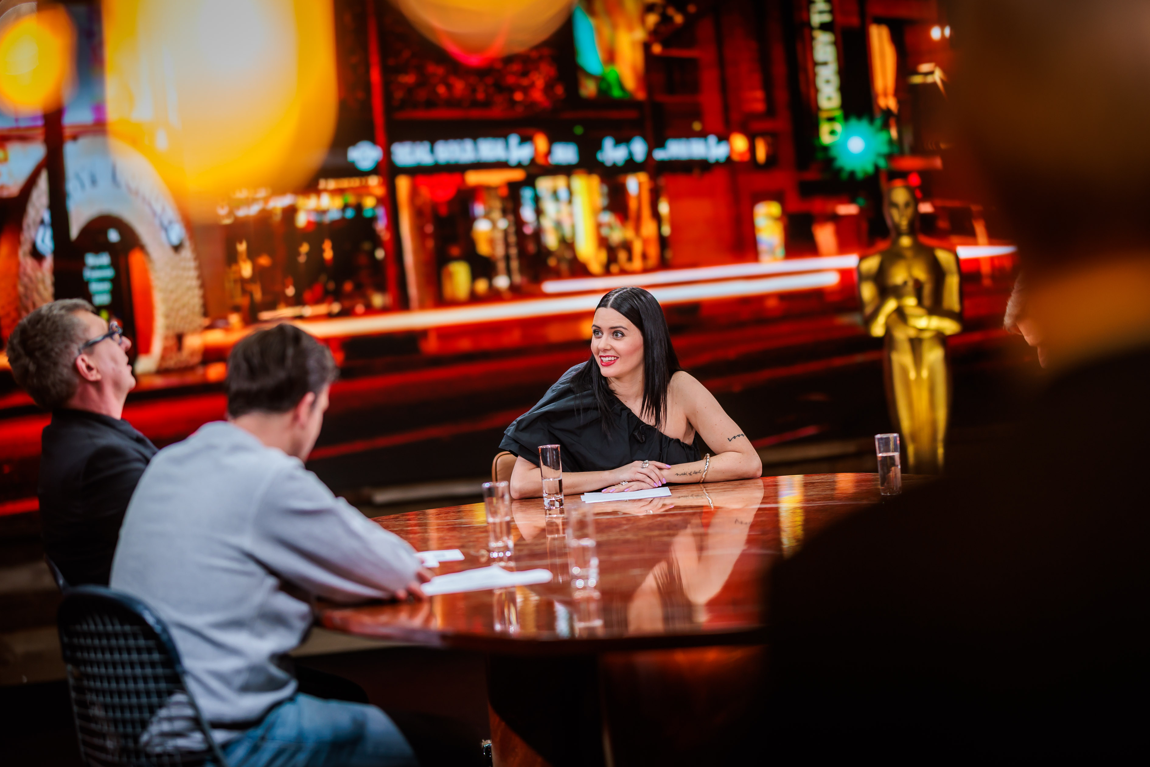 Gasten aan de bar in Play Zuid