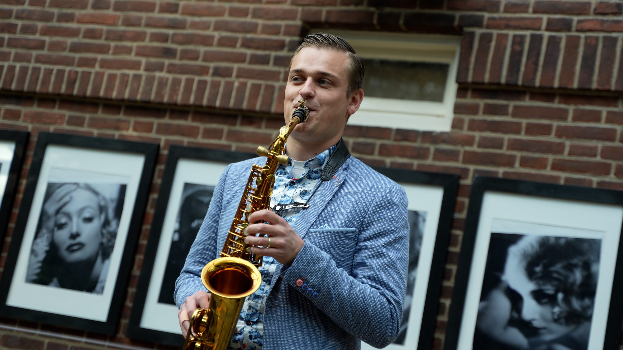 Julian van der Linden speelt saxofoon in de foyer