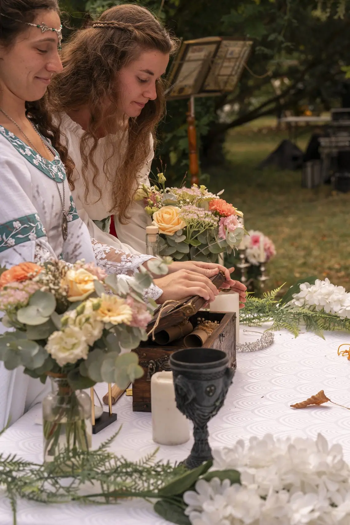 une officiante et une danseuse celte preparant la table des rituels celtiques