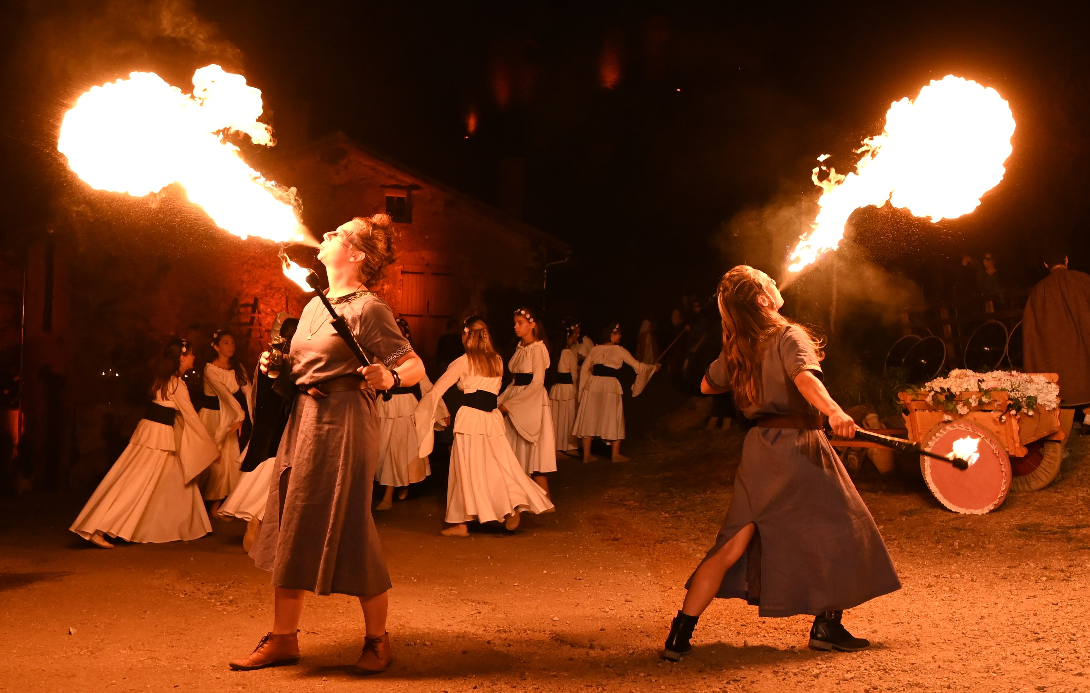 spectacle de feu avec cracheurs de feu en tenue viking