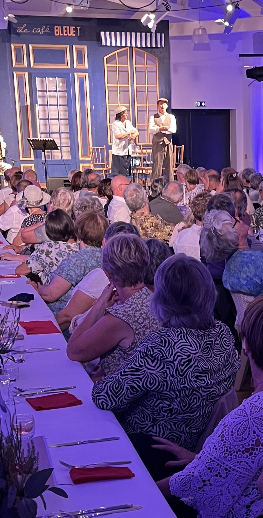 Banquet animé par un comédien en tenue médiévale