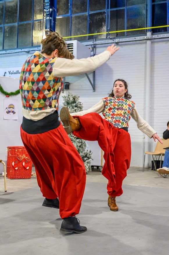 groupe de comédiens en tenue de spectacle de noel regroupant leur torche