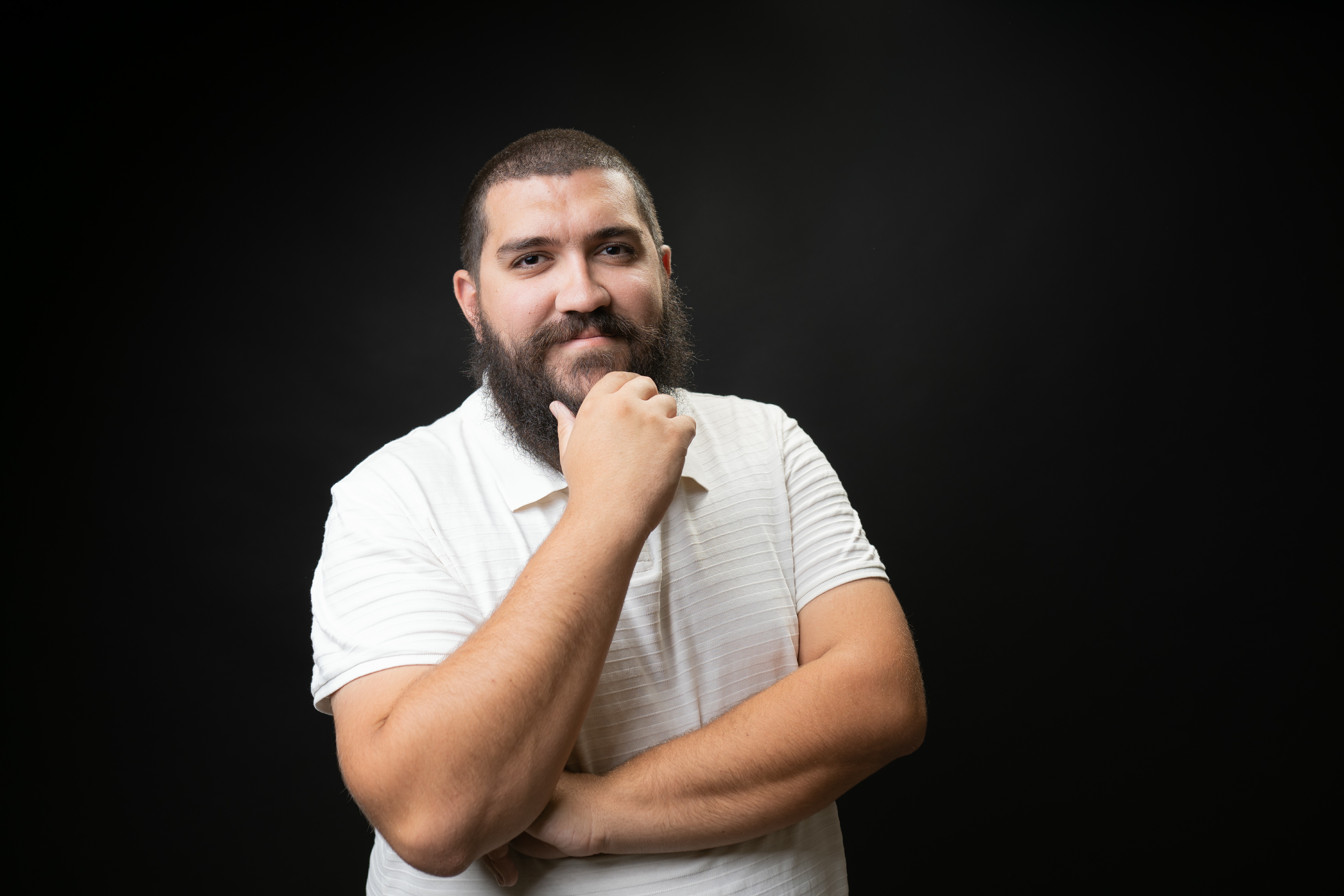 mairie de ville illuminés aux couleurs de la france avec des commédiens qui dansent sur la devant de la scene