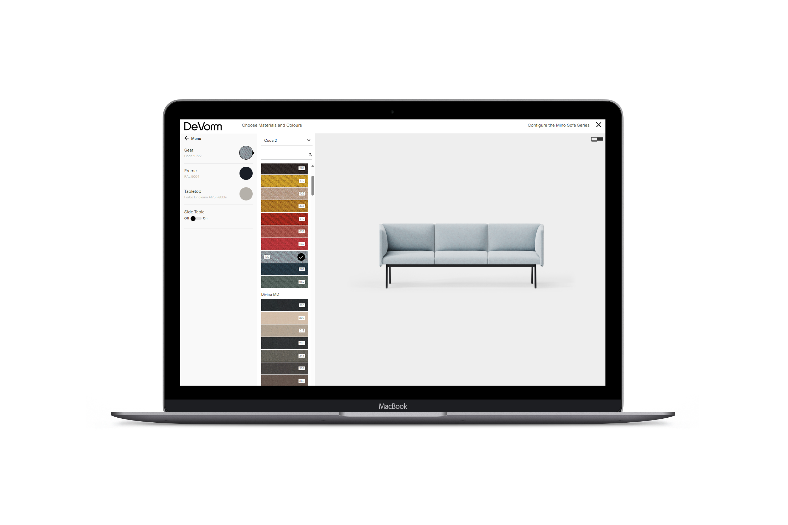 Laptop beeldscherm toont DeVorm-configurator met lichtblauwe driezitsbank en kleurkeuze aan de linkerkant.