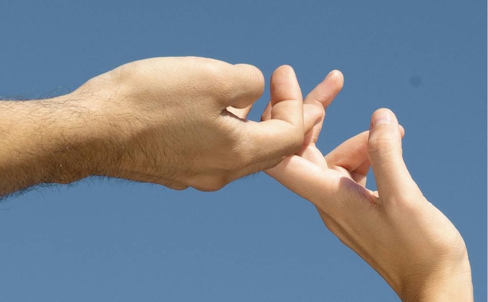 Manos de un hombre y una mujer que son pareja