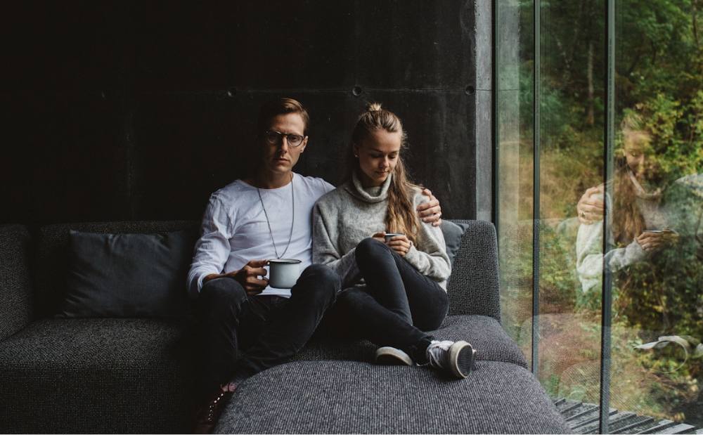 Pareja enfadada después de discutir