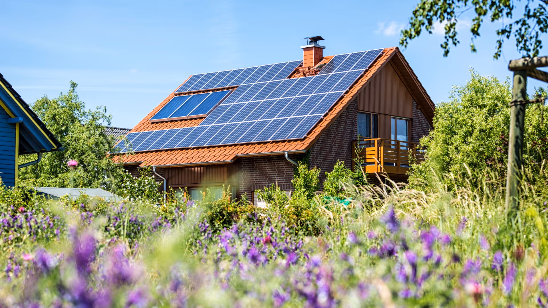 maison avec des panneaux solaires sur le toit