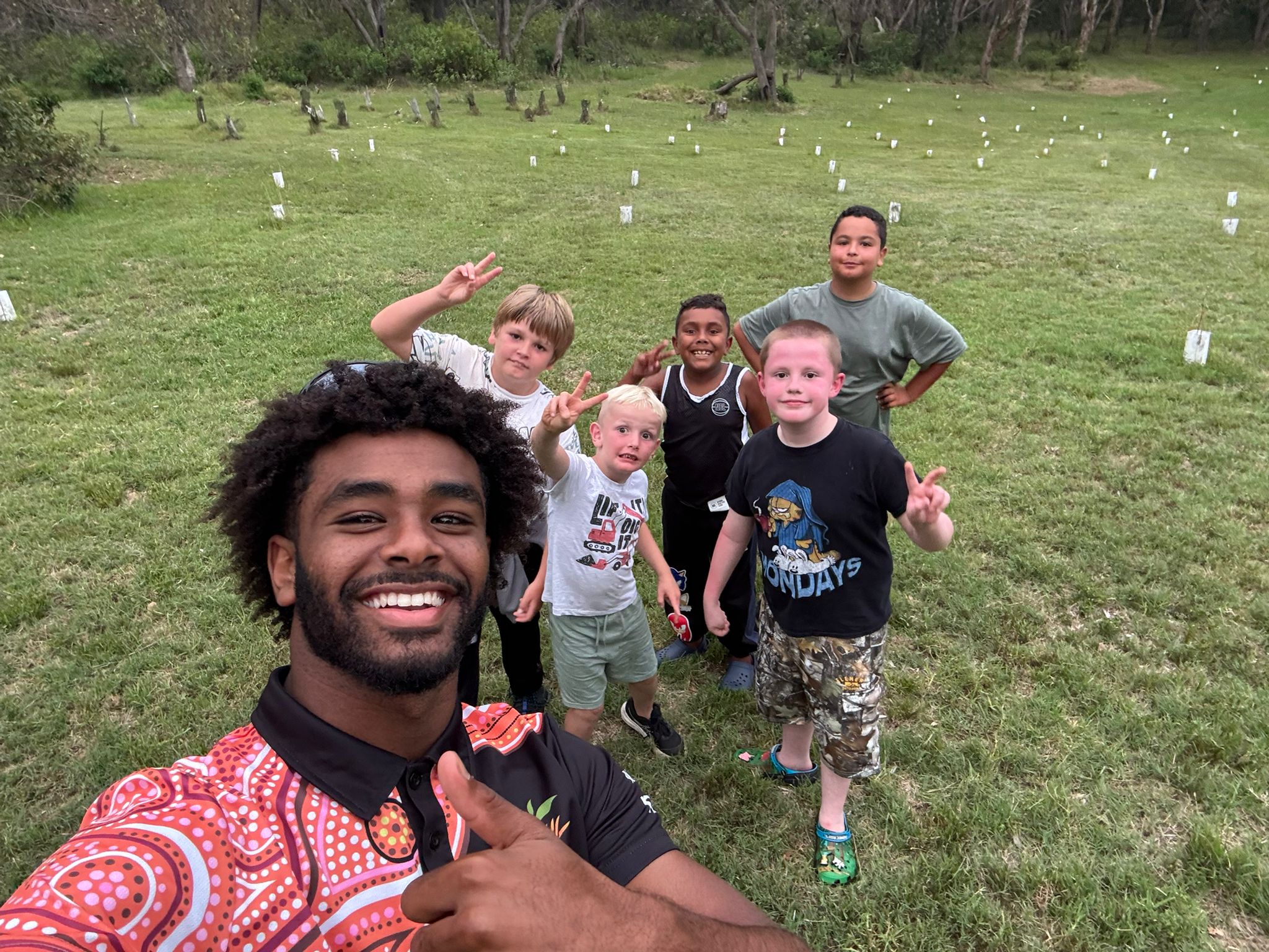 Able to Thrive support worker Omer with kids on an NDIS holiday program outing in Sydney