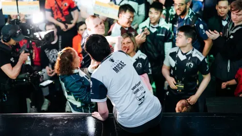 Team Liquid esports athlete Micke greeting fans in an event.