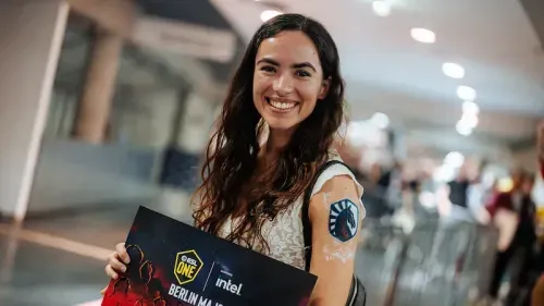 Team Liquid fan smiling.