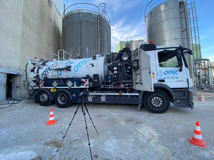 Camion de nettoyage haute pression, source de nuisance sonore sur un site industriel